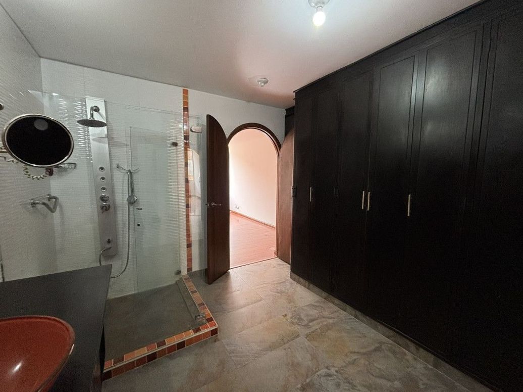 Apartamento de 3 alcobas en venta en Santa Barbara Central, Bogotá, 156 m² · foto 6 de 19