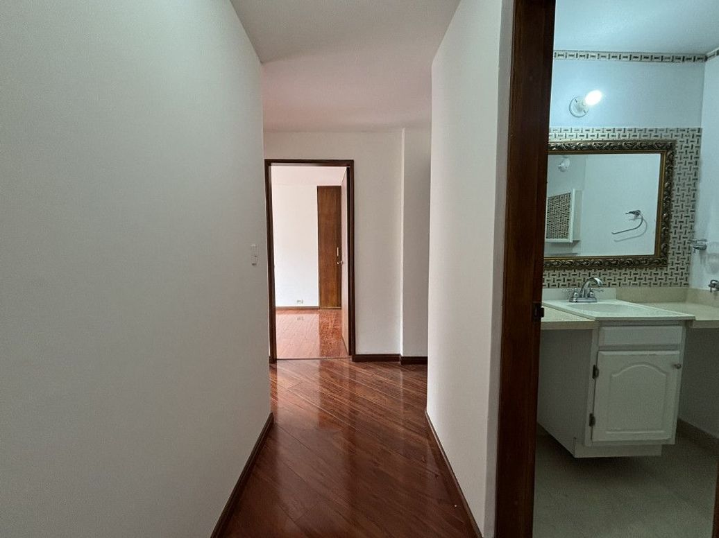 Apartamento de 3 alcobas en venta en Santa Barbara Central, Bogotá, 156 m² · foto 9 de 19