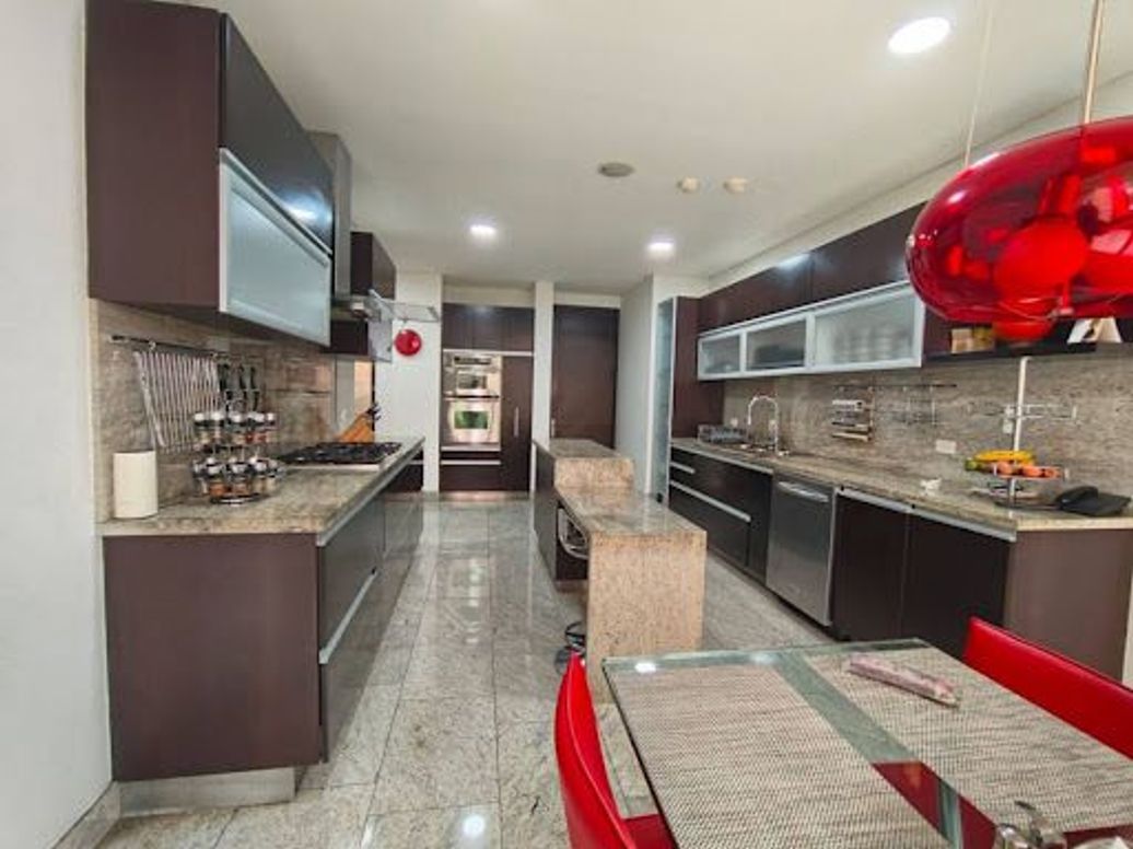 Apartamento de 4 alcobas en venta en Los Rosales, Bogotá, 259 m² · foto 13 de 18