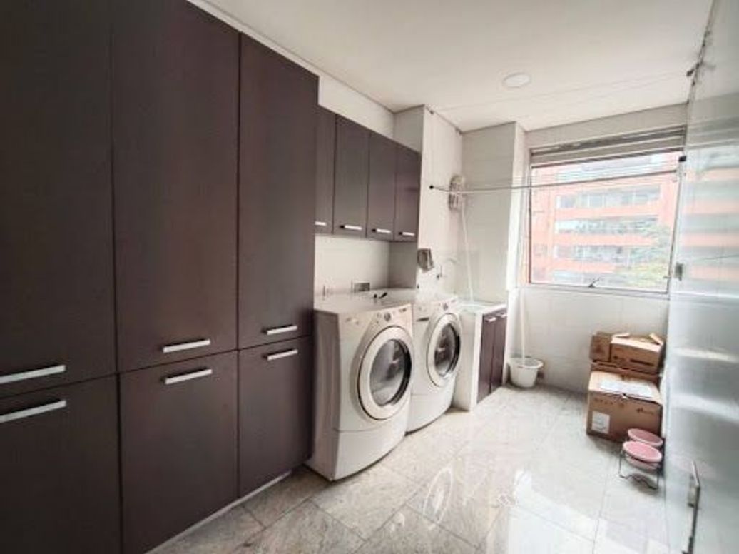 Apartamento de 4 alcobas en venta en Los Rosales, Bogotá, 259 m² · foto 14 de 18