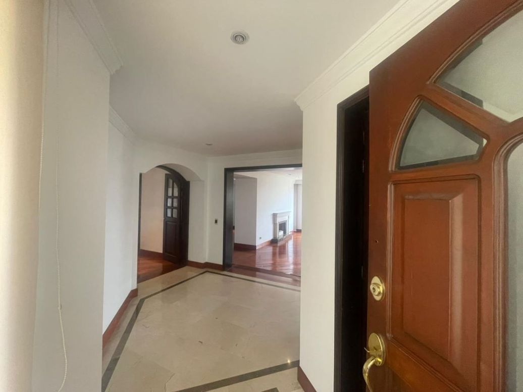 Apartamento de 4 alcobas en venta en Niza, Bogotá, 247 m² · foto 2 de 20