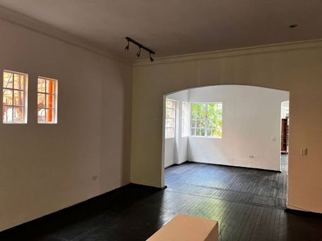 Casa de 4 alcobas en venta en Quinta Camacho, Bogotá, 270 m² · foto 2 de 15