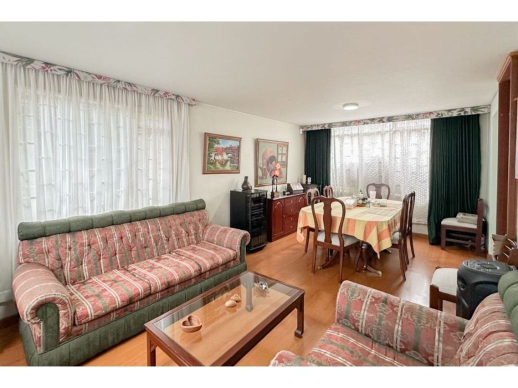 Casa de 3 alcobas en venta en La Esmeralda, Bogotá, 251 m² · foto 3 de 20