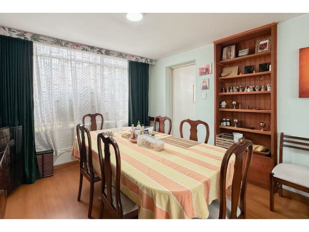 Casa de 3 alcobas en venta en La Esmeralda, Bogotá, 251 m² · foto 2 de 20