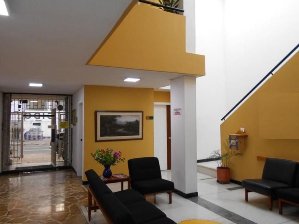 Casa de 13 alcobas en venta en Lago Gaitan, Bogotá, 420 m² · foto 2 de 20