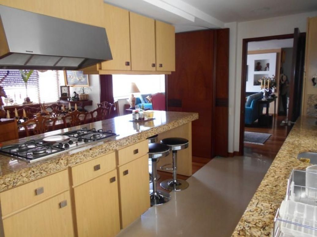 Apartamento de 3 alcobas en venta en Campo Alegre, Bogotá, 166 m² · foto 3 de 20