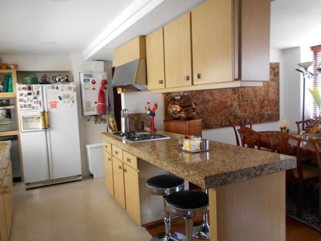 Apartamento de 3 alcobas en venta en Campo Alegre, Bogotá, 166 m² · foto 10 de 20