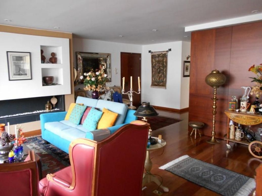 Apartamento de 3 alcobas en venta en Campo Alegre, Bogotá, 166 m² · foto 2 de 20