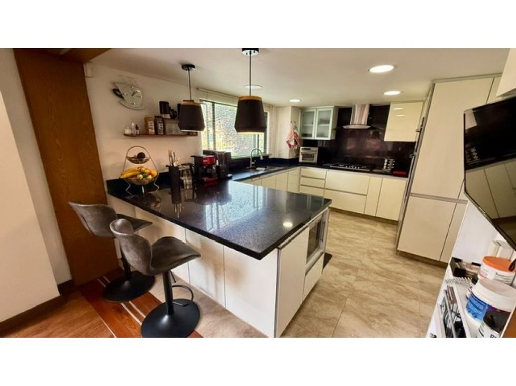 Apartamento de 3 alcobas en venta en Santa Barbara, Bogotá, 191 m² · foto 6 de 14