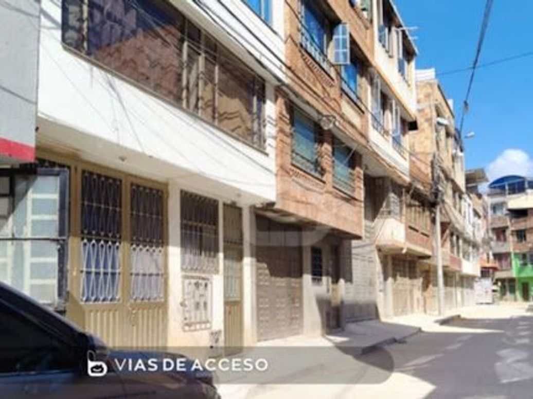 Casa de 10 alcobas en venta en San Pedro De Tibabuyes, Bogotá, 218 m² · foto 2 de 15