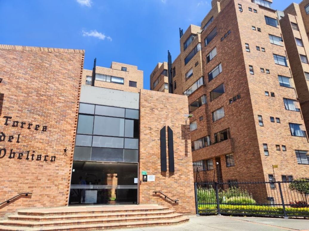 Apartamento de 3 alcobas en venta en Cr. Torres Del Obelisco, Bogotá, 147 m² · foto 2 de 20