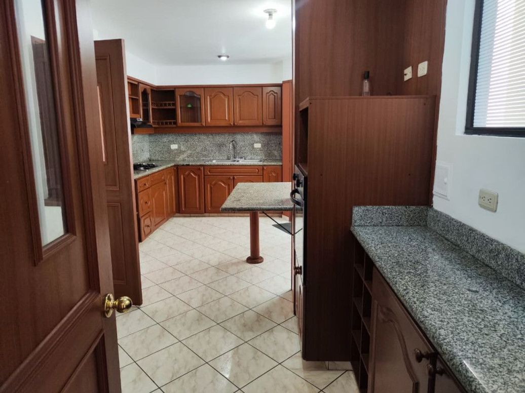 Apartamento de 3 alcobas en venta en Cr. Torres Del Obelisco, Bogotá, 147 m² · foto 12 de 20