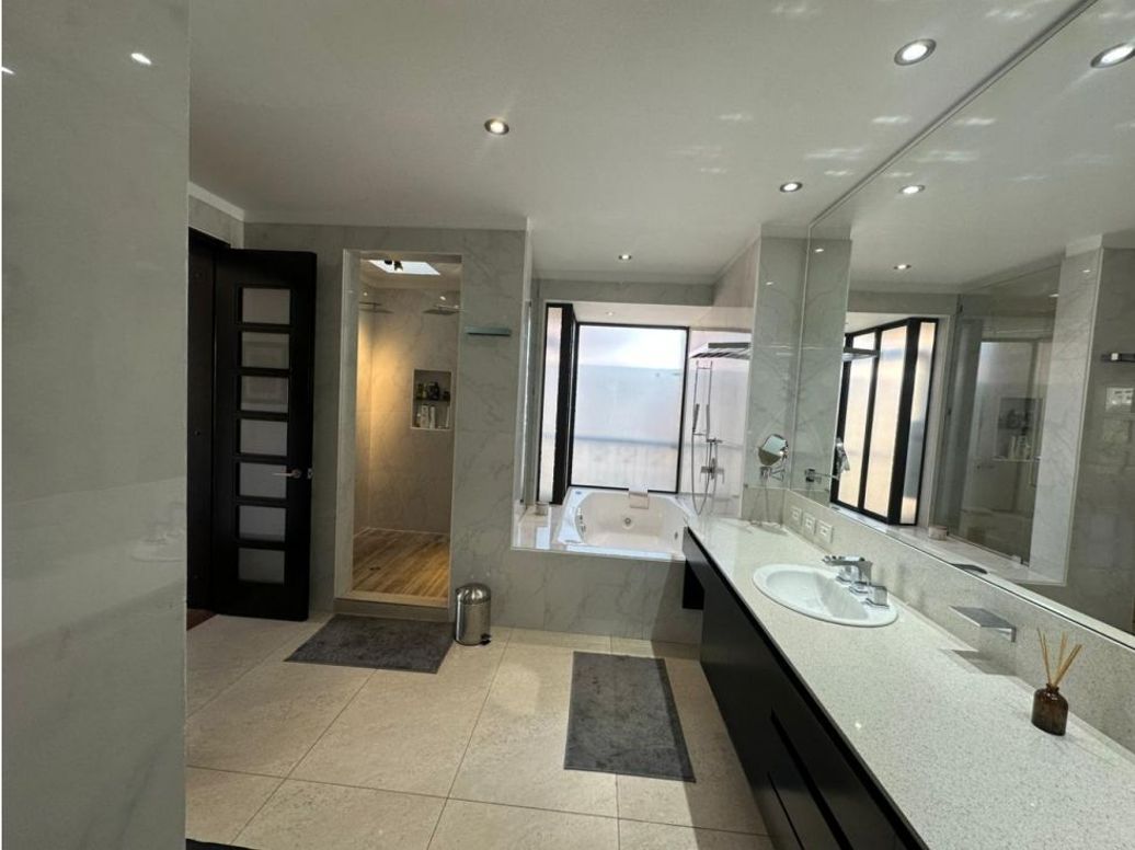 Apartamento de 5 alcobas en venta en Chicó Navarra, Bogotá, 337 m² · foto 19 de 20