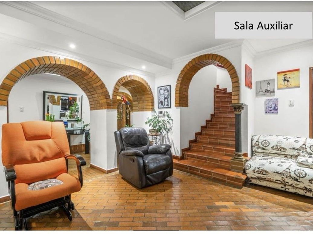 Casa de 5 alcobas en arriendo en Santa Barbara Alta, Bogotá, 450 m² · foto 2 de 15
