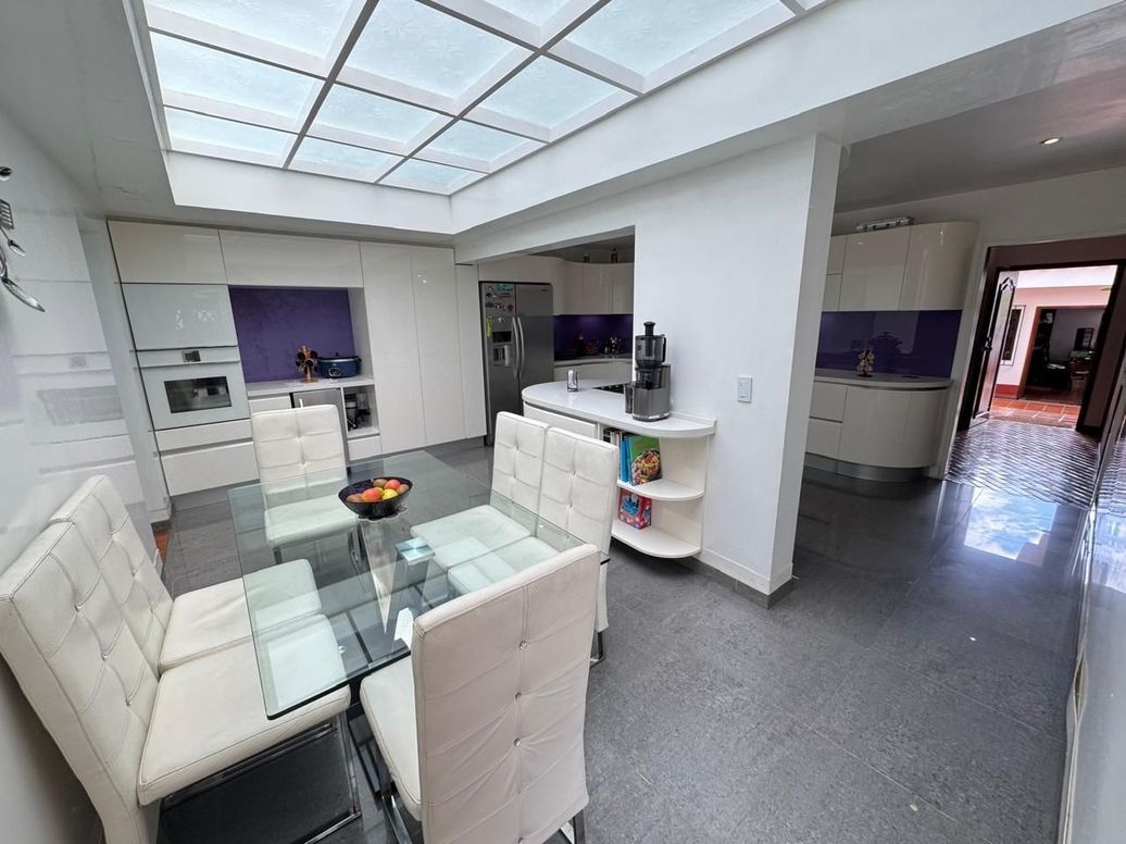 Casa de 5 alcobas en arriendo en Santa Barbara Alta, Bogotá, 450 m² · foto 3 de 15