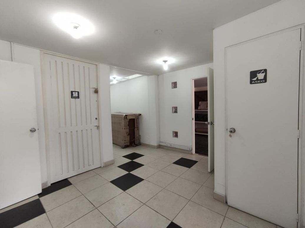Casa de 12 alcobas en venta en Santa Ana Occidental, Bogotá, 500 m² · foto 3 de 20