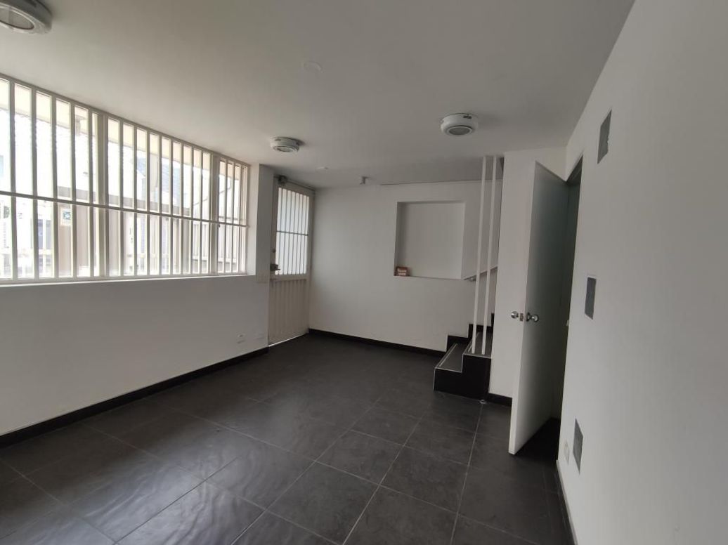 Casa de 12 alcobas en venta en Santa Ana Occidental, Bogotá, 500 m² · foto 2 de 20