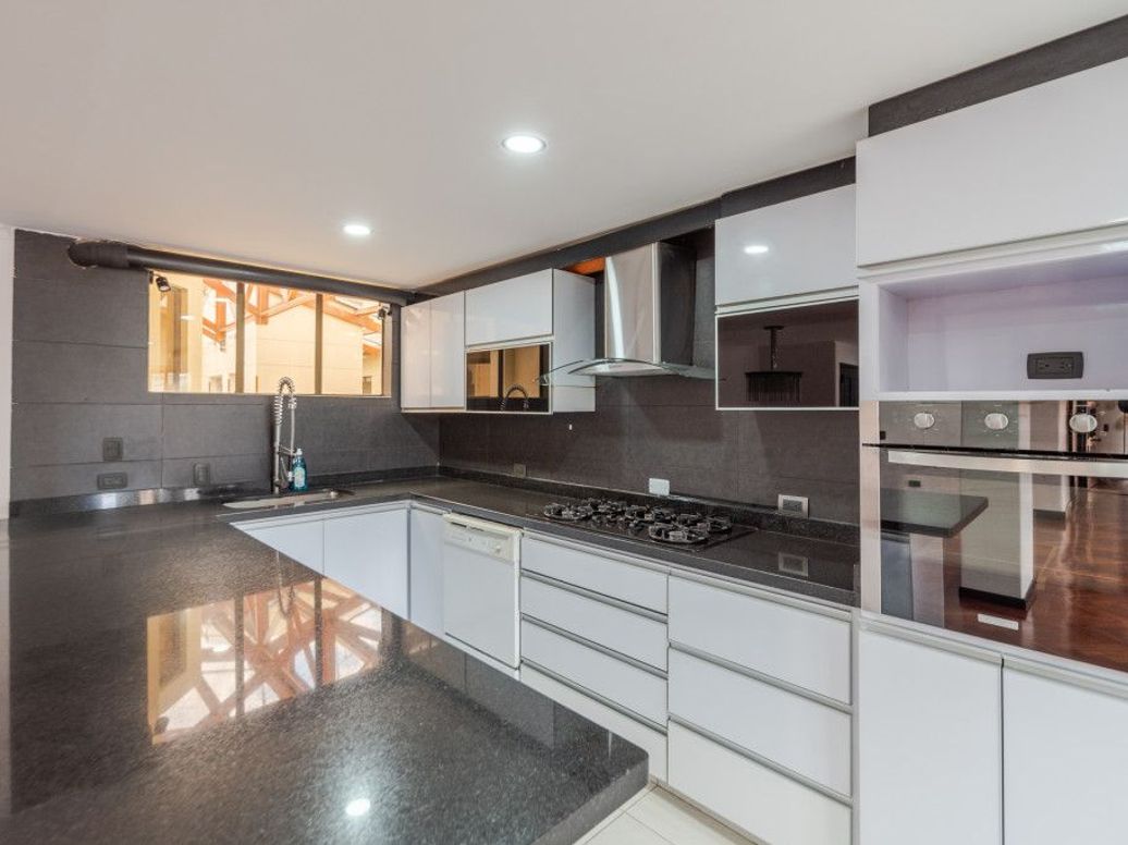Apartamento de 4 alcobas en venta en San Patricio, Bogotá, 212 m² · foto 8 de 20