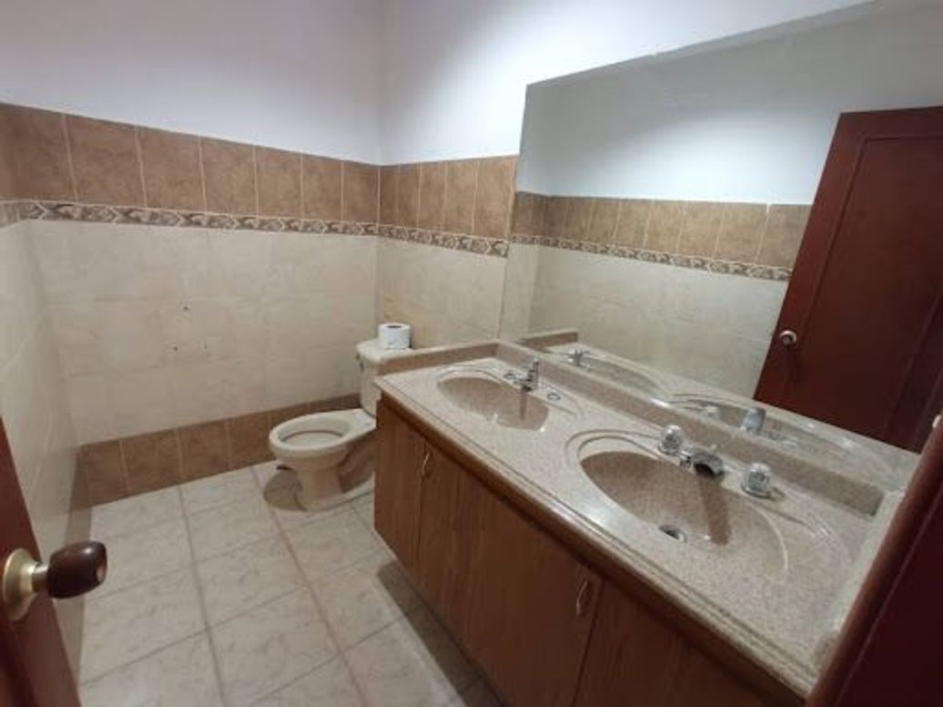 Casa de 20 alcobas en arriendo en San Luis, Bogotá, 598 m² · foto 19 de 20