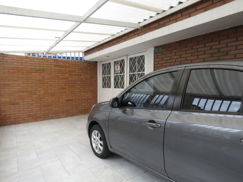 Casa de 5 alcobas en venta en La Veracruz, Bogotá, 393 m² · foto 3 de 5
