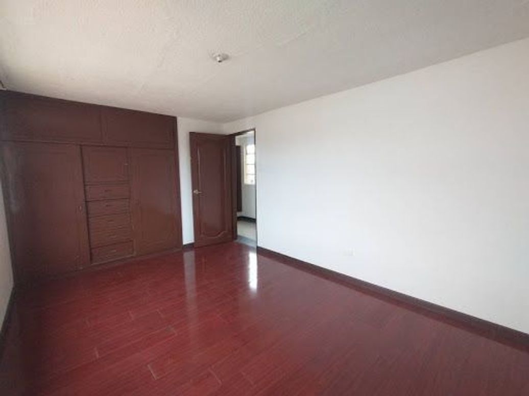 Casa de 9 alcobas en venta en Quinta Ramos, Bogotá, 406 m² · foto 14 de 20