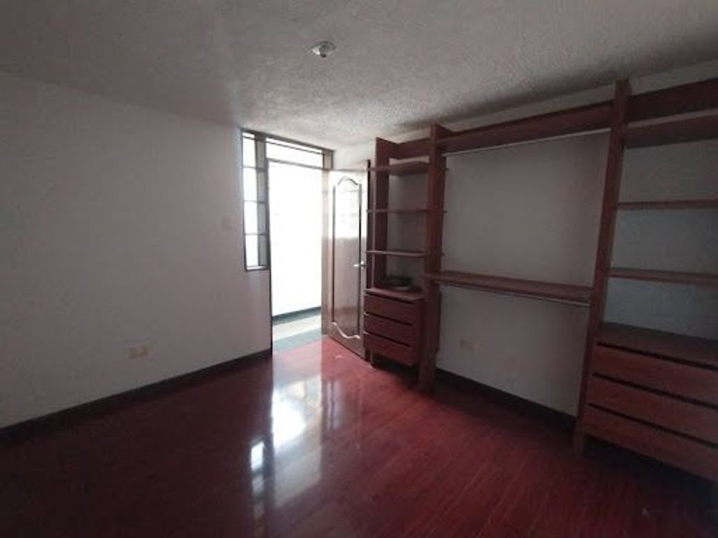 Casa de 9 alcobas en venta en Quinta Ramos, Bogotá, 406 m² · foto 10 de 20