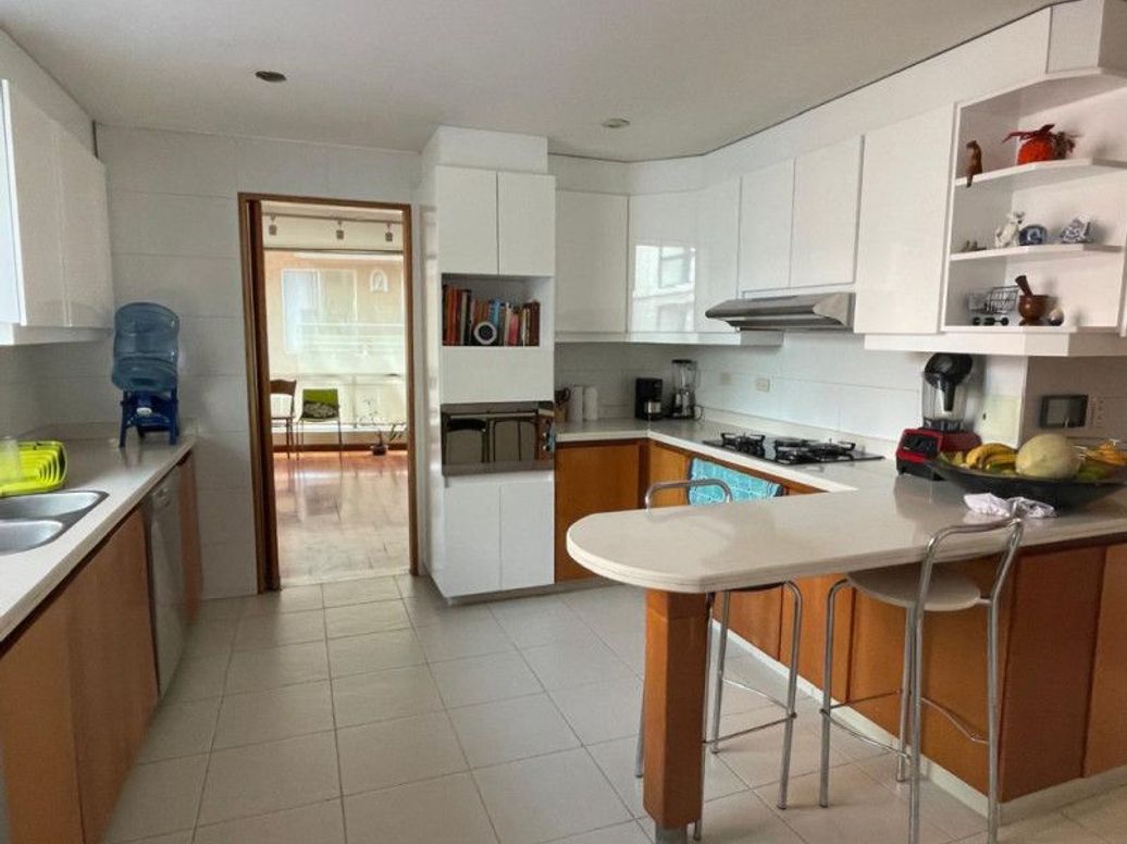 Apartamento de 3 alcobas en venta en Santa Barbara Occidental, Bogotá, 205 m² · foto 6 de 20