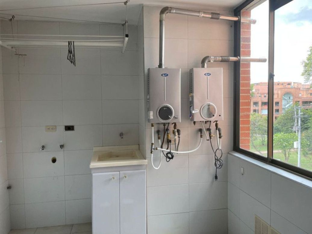 Apartamento de 3 alcobas en venta en Santa Barbara Occidental, Bogotá, 185 m² · foto 6 de 11