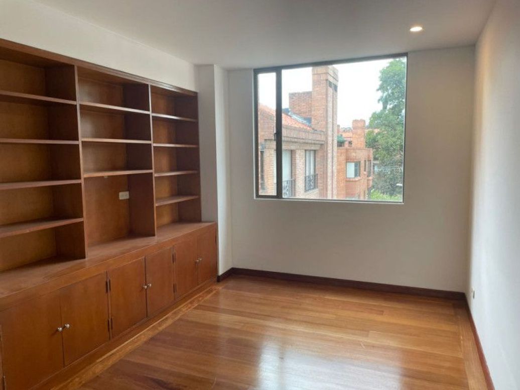 Apartamento de 3 alcobas en venta en Santa Barbara Occidental, Bogotá, 185 m² · foto 9 de 11