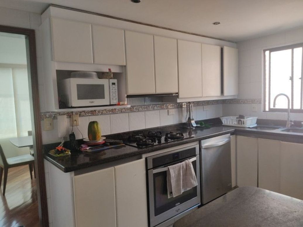 Apartamento de 4 alcobas en venta en Santa Barbara Central, Bogotá, 202 m² · foto 3 de 12