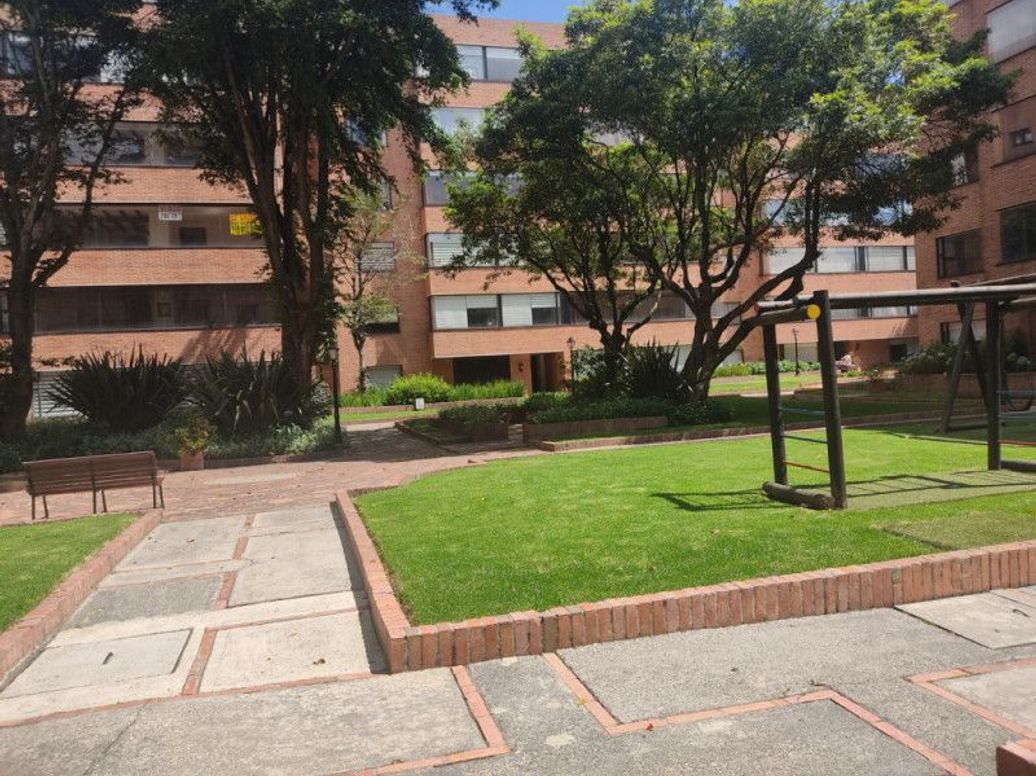 Apartamento de 4 alcobas en venta en Santa Barbara Central, Bogotá, 202 m² · foto 11 de 12