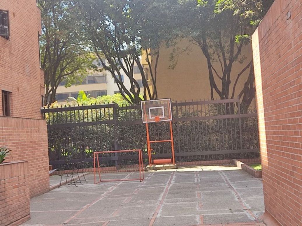 Apartamento de 4 alcobas en venta en Santa Barbara Central, Bogotá, 202 m² · foto 9 de 12