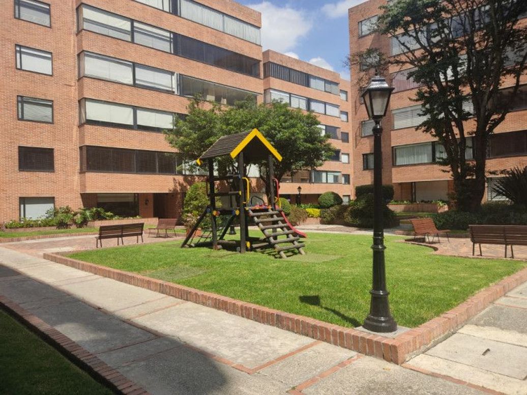 Apartamento de 4 alcobas en venta en Santa Barbara Central, Bogotá, 202 m² · foto 10 de 12