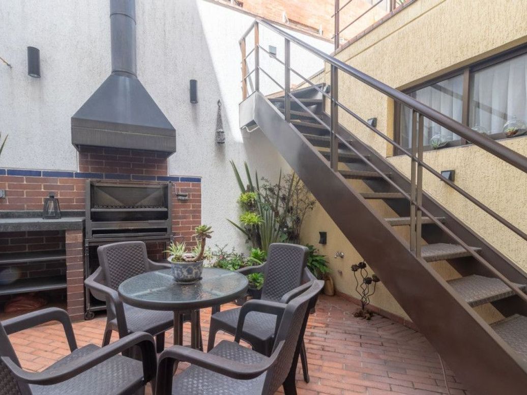 Casa de 4 alcobas en venta en Santa Barbara Central, Bogotá, 385 m² · foto 2 de 20