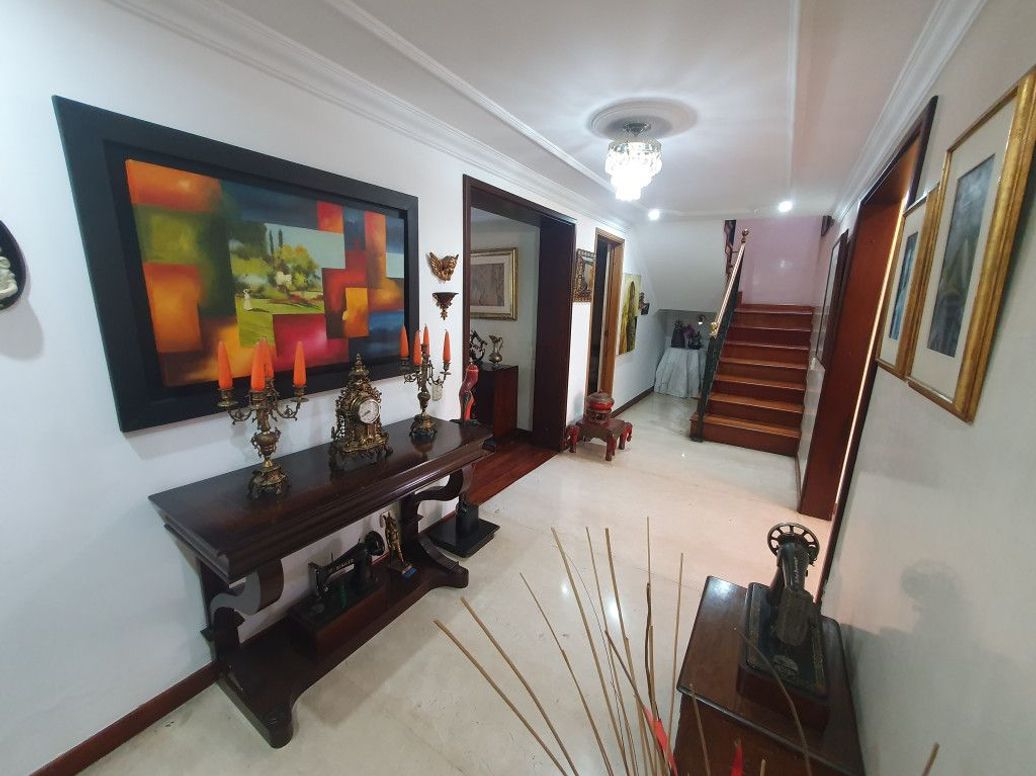 Casa de 5 alcobas en venta en Niza, Bogotá, 360 m² · foto 2 de 20