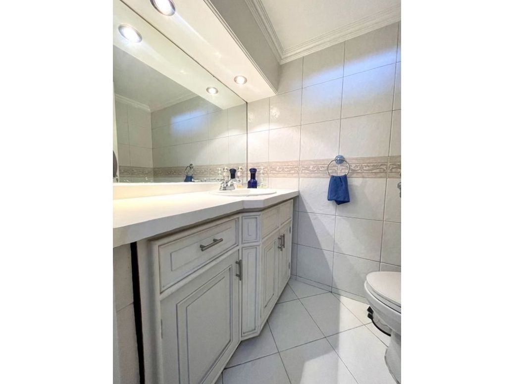 Apartamento de 3 alcobas en venta en Chico Oriental, Bogotá, 247 m² · foto 15 de 20
