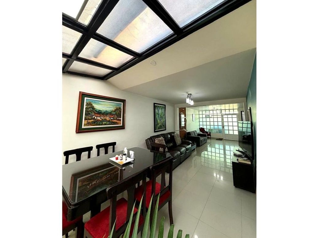Casa de 5 alcobas en venta en Normandía, Bogotá, 179 m² · foto 5 de 16