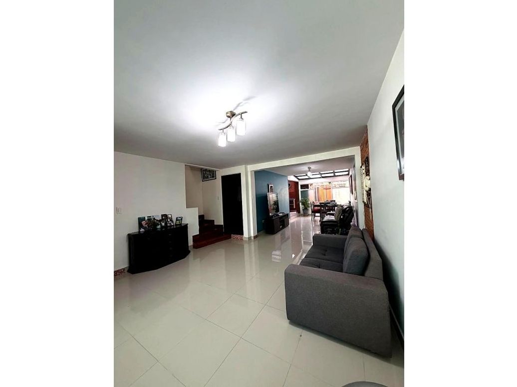 Casa de 5 alcobas en venta en Normandía, Bogotá, 179 m² · foto 2 de 16