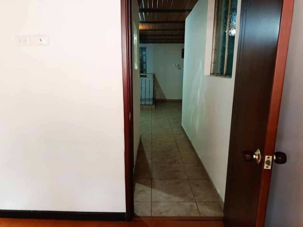 Casa de 6 alcobas en venta en Abraham Lincoln, Bogotá, 330 m² · foto 8 de 11
