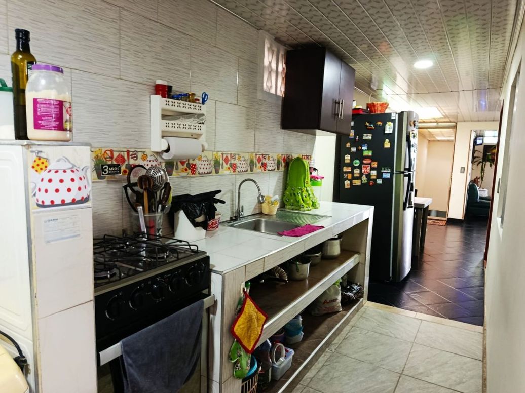 Casa de 6 alcobas en venta en Abraham Lincoln, Bogotá, 330 m² · foto 2 de 11