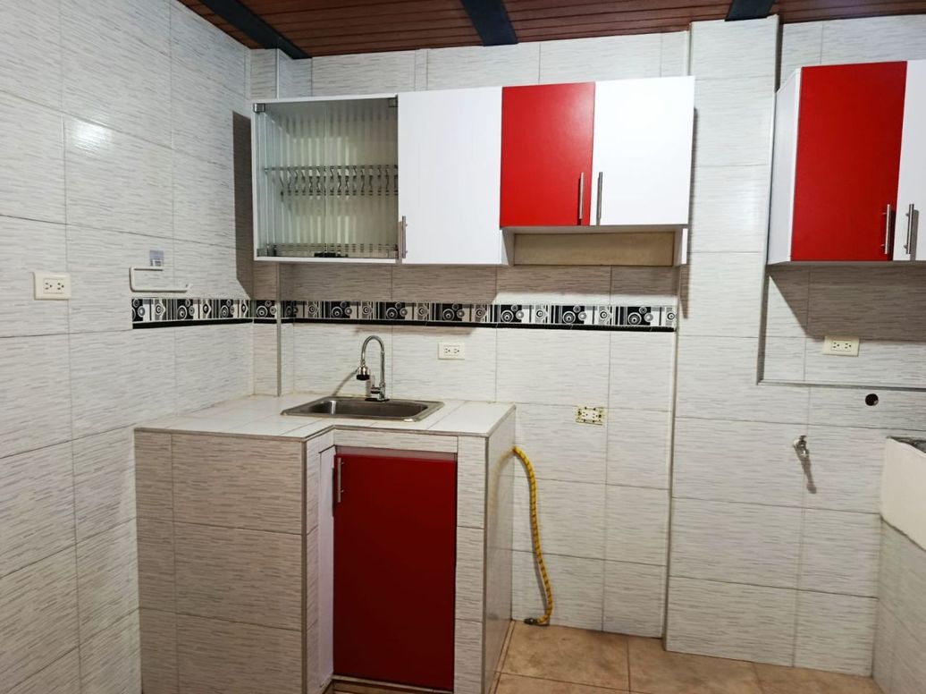 Casa de 6 alcobas en venta en Abraham Lincoln, Bogotá, 330 m² · foto 3 de 11