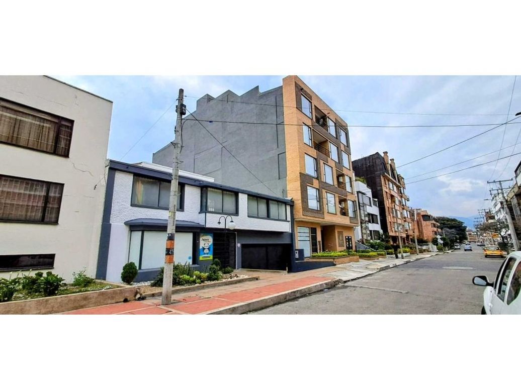 Casa de 6 alcobas en venta en Santa Barbara, Bogotá, 639 m² · foto 2 de 20