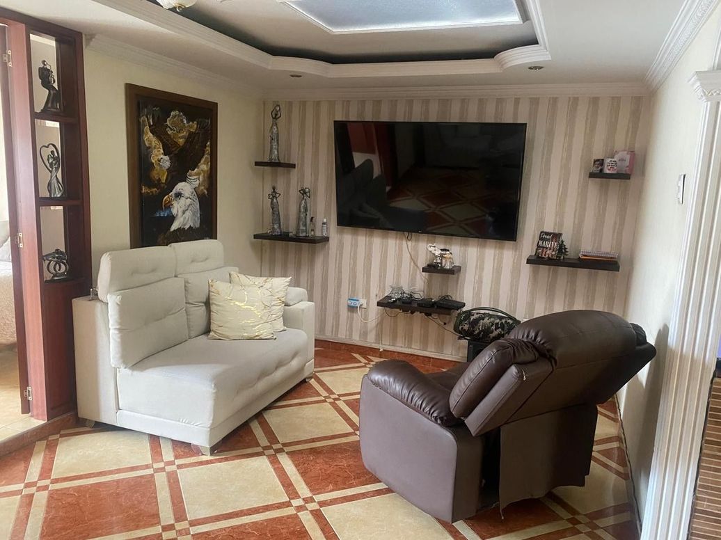 Casa de 6 alcobas en venta en Super Manzana 8, Bogotá, 240 m² · foto 2 de 20