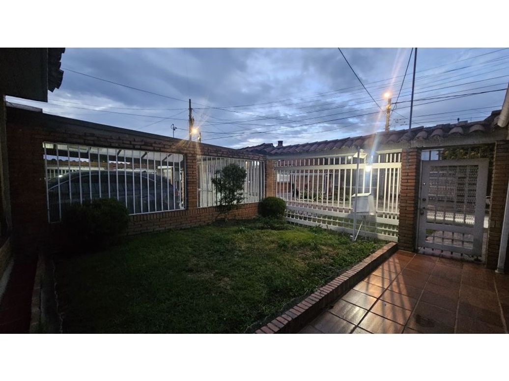 Casa de 4 alcobas en venta en Mónaco, Bogotá, 300 m² · foto 2 de 13