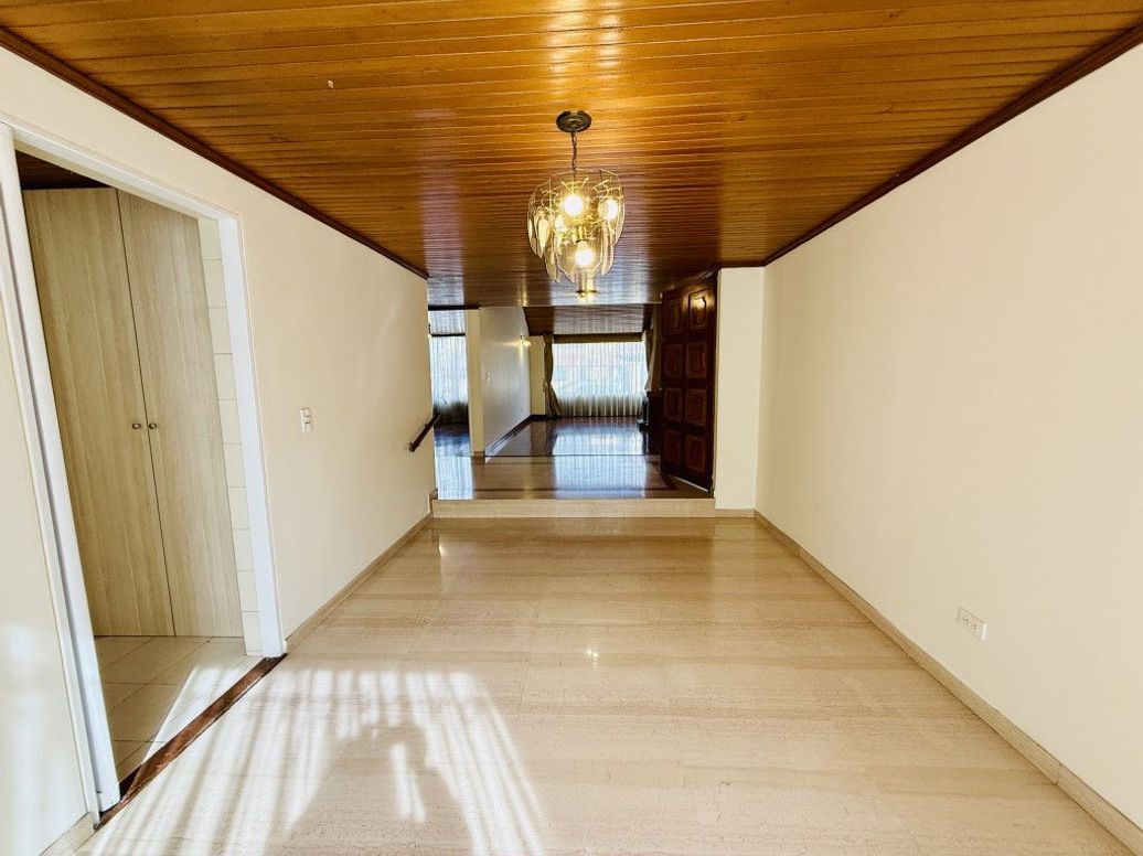 Casa de 3 alcobas en venta en San José Del Prado, Bogotá, 243 m² · foto 7 de 20