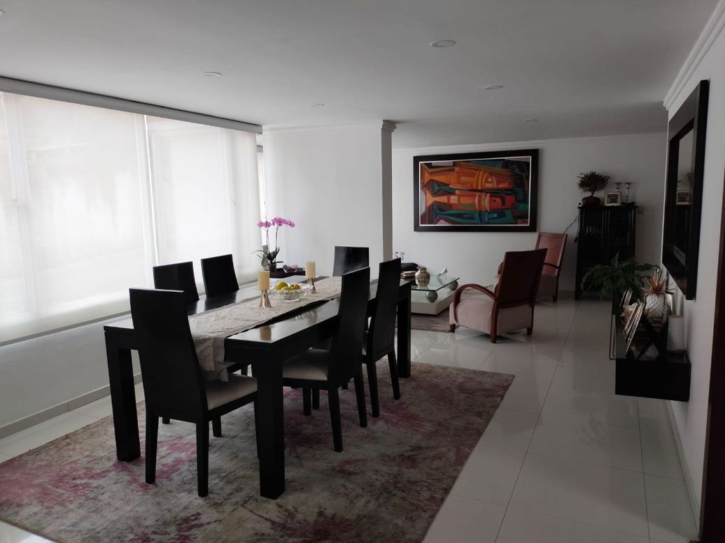 Apartamento de 3 alcobas en venta en Chico Navarra, Bogotá, 129 m² · foto 2 de 18