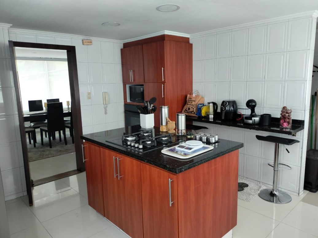 Apartamento de 3 alcobas en venta en Chico Navarra, Bogotá, 129 m² · foto 3 de 18