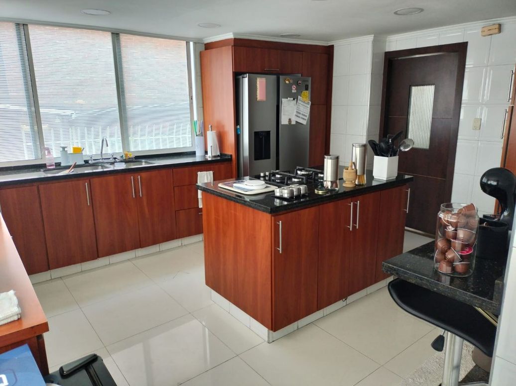 Apartamento de 3 alcobas en venta en Chico Navarra, Bogotá, 129 m² · foto 5 de 18