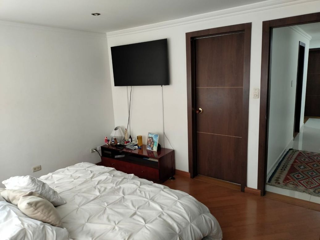 Apartamento de 3 alcobas en venta en Chico Navarra, Bogotá, 129 m² · foto 15 de 18