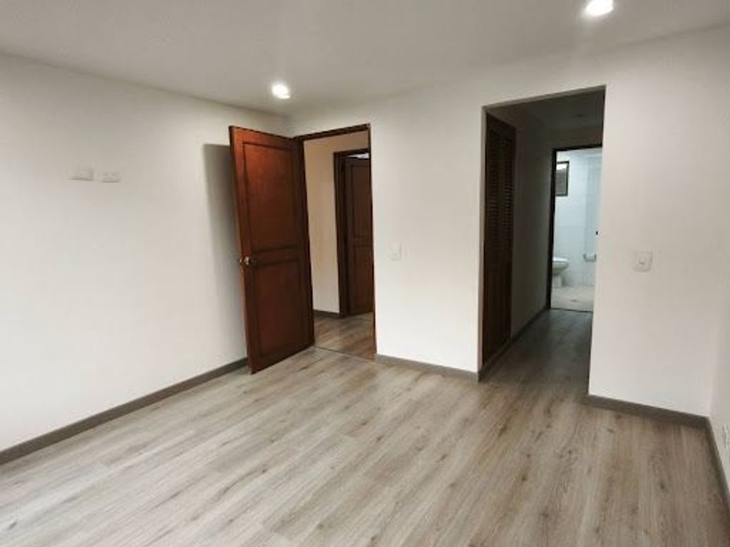 Apartamento de 3 alcobas en venta en Santa Barbara, Bogotá, 88 m² · foto 6 de 13